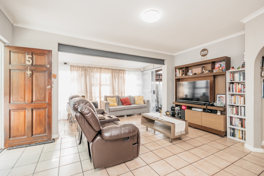 2 Bedroom Property for Sale in Oakglen Western Cape